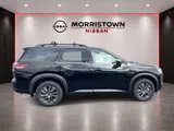 2026 Nissan Pathfinder photo 2