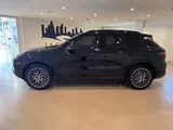 2022 Porsche Cayenne photo 2