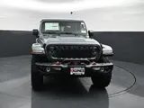 2026 Jeep Gladiator photo 2