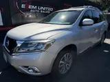 2013 Nissan Pathfinder photo 2