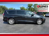 2023 Chrysler Pacifica photo 3
