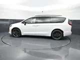 2027 Chrysler Pacifica photo 4