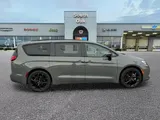 2025 Chrysler Pacifica photo 2