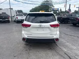 2017 Toyota Highlander photo 4