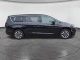 2023 Chrysler Pacifica photo 10