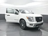 2022 Nissan Titan photo 42