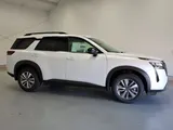 2026 Nissan Pathfinder photo 2