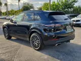 2022 Porsche Cayenne photo 3