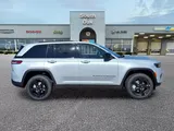 2025 Jeep Grand Cherokee photo 2