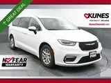 2023 Chrysler Pacifica photo 1