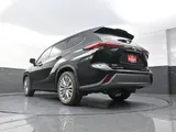 2024 Toyota Highlander photo 36