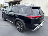 2025 Nissan Pathfinder photo 3