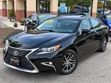 2017 Lexus ES photo 2