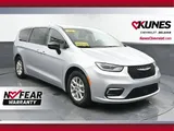 2024 Chrysler Pacifica photo 1