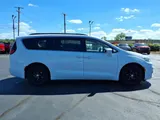 2022 Chrysler Pacifica photo 6