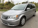 2016 Chrysler Town & Country photo 1