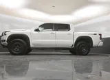 2026 Nissan Frontier photo 13