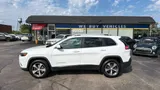 2019 Jeep Cherokee photo 2